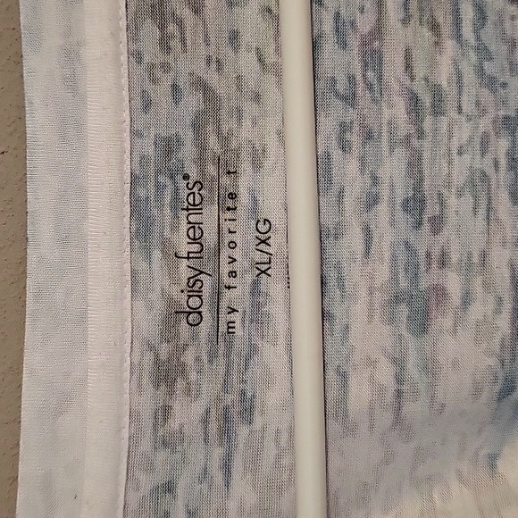 Cute Daisy Fuentes tee. - Picture 2 of 4